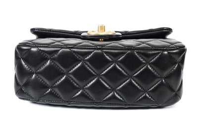 Chanel 2022 FW Runway Coco Heart Chain Flap Bag